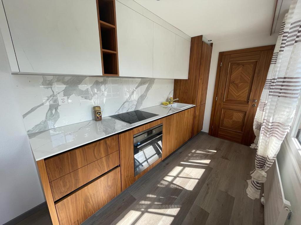Moderne Einzigartige Wohnung In อัลท์ดอร์ฟ ภายนอก รูปภาพ